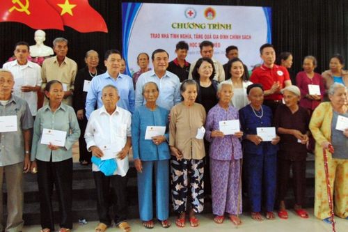 Phó Chủ tịch nước Đặng Thị Ngọc Thịnh thăm và tặng quà cho học sinh, gia đình chính sách tại Quảng Nam