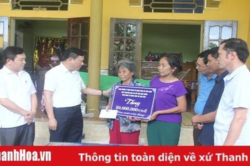 Ban Quản lý Khu Kinh tế Nghi Sơn và Các Khu công nghiệp trao quà hỗ trợ gia đình công nhân tử vong do tai nạn giao thông