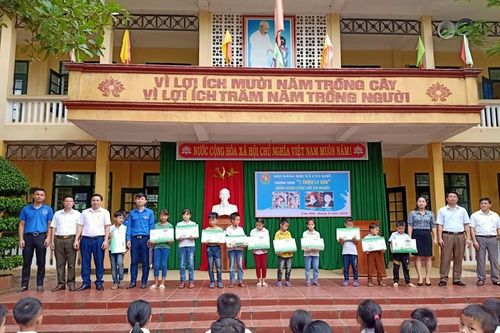 Trao 100 suất quà cho trẻ em có hoàn cảnh khó khăn huyện Như Thanh