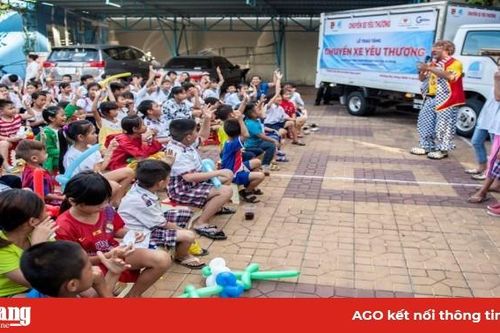 Trao tặng ' Chuyến xe yêu thương' và quà cho thiếu nhi