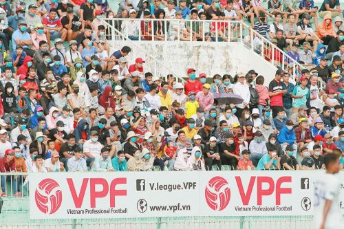 Sân cỏ Việt sôi động nhất… thế giới!