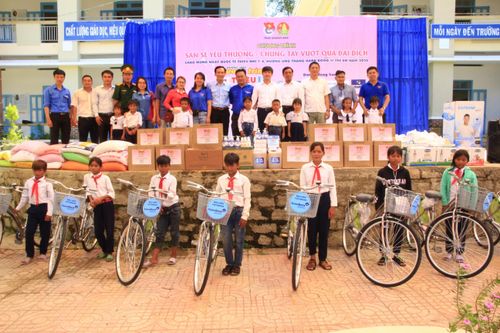 Trao các phần quà trị giá 130 triệu đồng cho học sinh khó khăn huyện Khánh Sơn