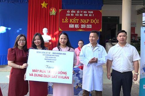 Báo Khánh Hòa, Bệnh viện 22-12 và các đơn vị: Tặng quà cho các trường học
