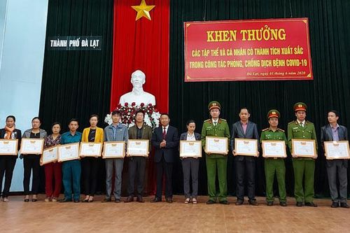 Khen thưởng các tập thể, cá nhân có thành tích xuất sắc trong công tác phòng chống dịch bệnh Covid- 19