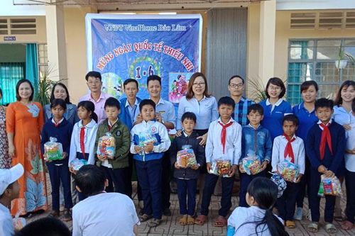 Hàng trăm phần quà đến với học sinh có hoàn cảnh khó khăn ngày Quốc tế Thiếu nhi 1/6