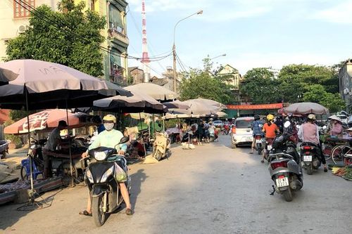 Cần xử lý nghiêm cả người mua hàng vi phạm giao thông