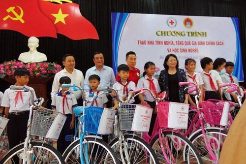 Phó Chủ tịch nước tặng quà trẻ em, gia đình chính sách khó khăn