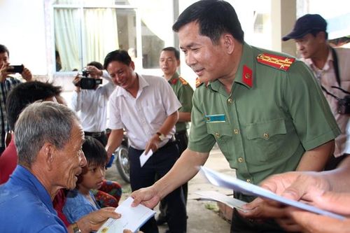 Công an TP Cần Thơ hỗ trợ người dân bị thiệt hại bởi giông lốc