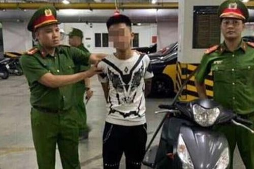 Thanh niên không đội mũ bảo hiểm mang dao phóng lợn dạo phố