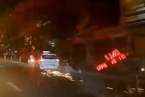 Xe taxi đâm hàng loạt xe máy trên đường