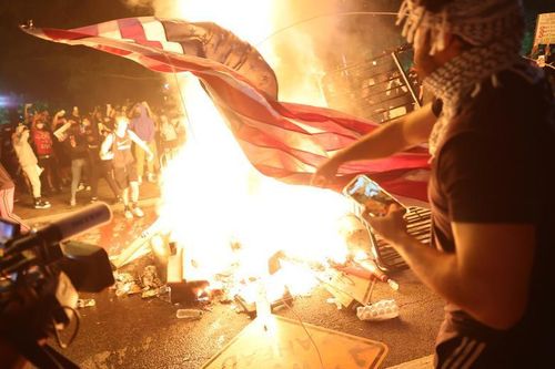 Thủ đô Washington đỏ lửa trong đêm biểu tình thứ 3, nước Mỹ rung chuyển