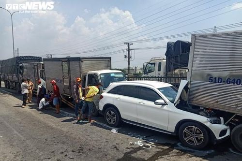 Cận cảnh hiện trường 11 xe tông nhau liên hoàn trên Quốc lộ 1 ở TP.HCM