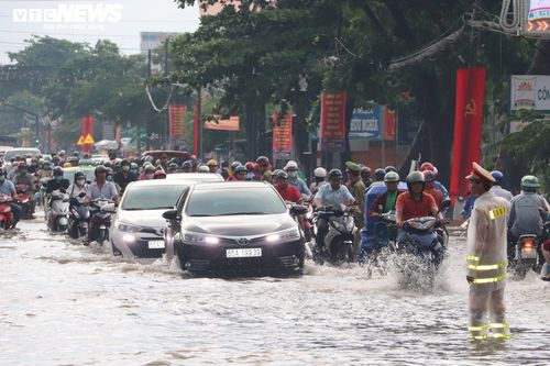 CSGT Cần Thơ bì bõm giữa dòng nước điều tiết giao thông sau cơn mưa lớn
