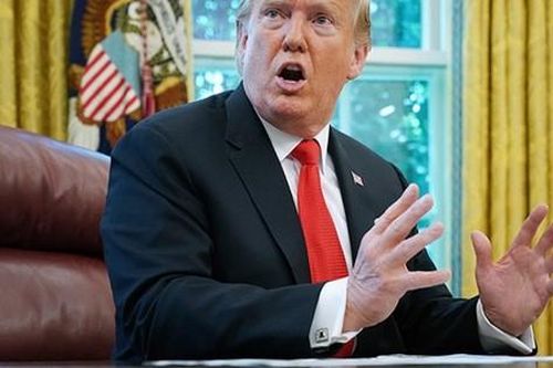 Tổng thống Trump được đưa xuống hầm trú ẩn khi hàng trăm người đứng ở cổng Nhà Trắng biểu tình