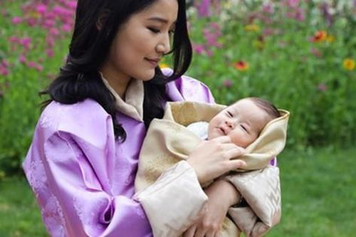 Hoàng hậu 'vạn người mê' Bhutan chính thức công bố hình ảnh con trai thứ 2 mới sinh khiến dân mạng xuýt xoa
