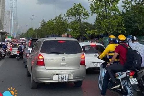 Mây đen giăng kín bầu trời, mưa giông 'giải nhiệt' cho Hà Nội sau đợt nắng nóng kinh hoàng