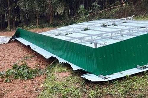 Kinh hoàng: 3 người thương vong bởi tấm tôn bay trong giông lốc