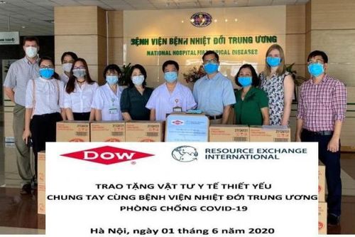 Trao tặng vật tư y tế phòng chống COVID-19 cho BV Bệnh Nhiệt đới TW và BVĐK Đồng Nai