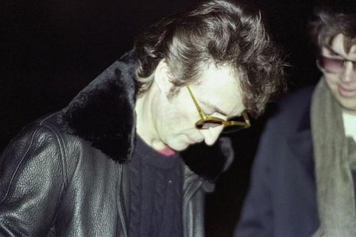 Ảnh John Lennon ký tặng kẻ sát nhân được bán đấu giá