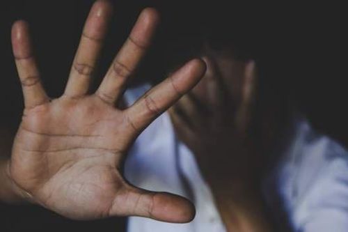 Bắt 12 người đàn ông cưỡng hiếp bé gái 12 tuổi gây rúng động Nigeria