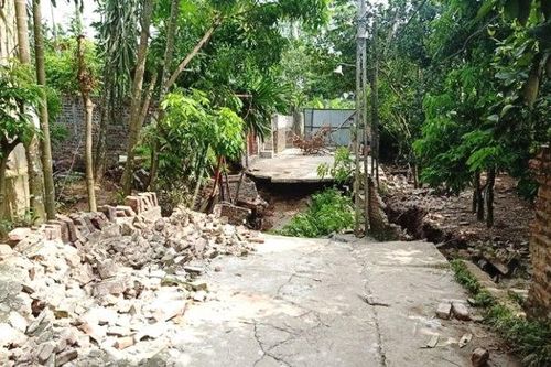 Khoan giếng ngầm gây sụt lún nghiêm trọng tại huyện Ứng Hòa