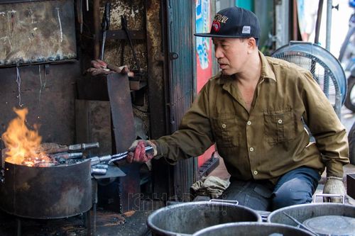 Chuyện người giữ lửa nghề rèn trong những ngày nắng nóng tại Hà Nội