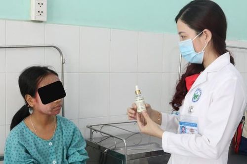 Thiếu nữ 17 tuổi bị hủy hoại da mặt vì làm trắng siêu tốc