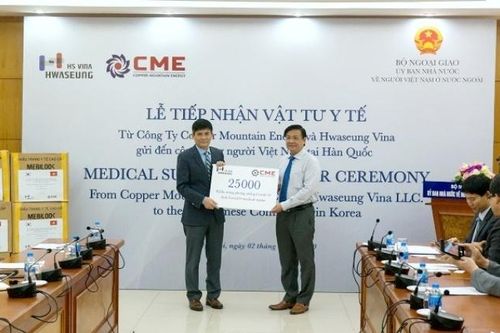 Trao tặng 25 nghìn khẩu trang hỗ trợ kiều bào Việt Nam tại Hàn Quốc