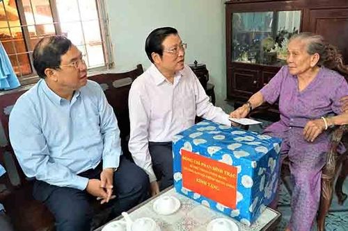Đồng chí Phan Đình Trạc thăm các gia đình chính sách tại tỉnh Sóc Trăng