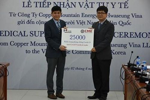 Tiếp nhận vật tư y tế hỗ trợ cộng đồng người Việt Nam tại Hàn Quốc phòng dịch Covid-19
