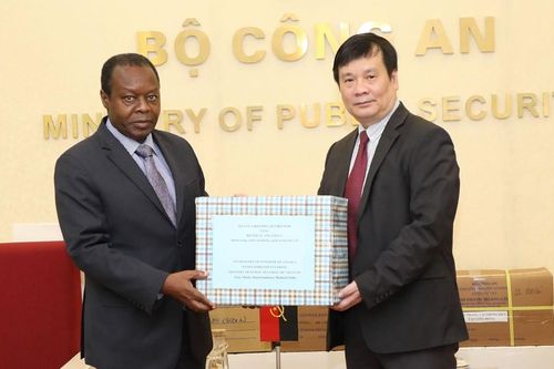 Bộ Công an Việt Nam trao trang thiết bị y tế tặng Bộ Nội vụ Angola
