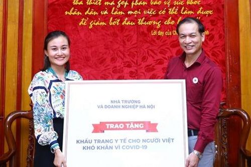 Trao tặng khẩu trang y tế cho người Việt ở nước ngoài khó khăn vì Covid-19