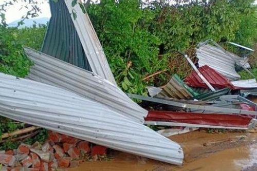Mái tôn bay trong cơn giông khiến 1 phụ nữ tử vong