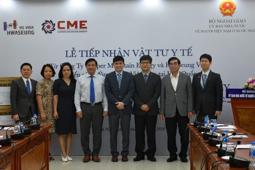 Tiếp nhận vật tư y tế hỗ trợ kiều bào ở nước ngoài phòng, chống dịch Covid-19