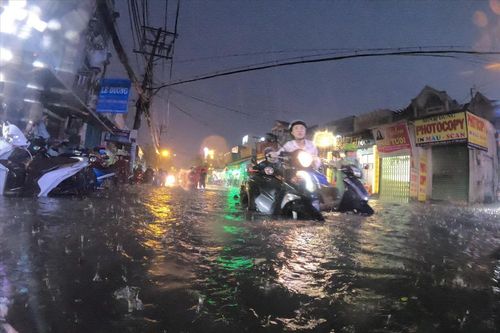 Những con đường khốn khổ ở TPHCM