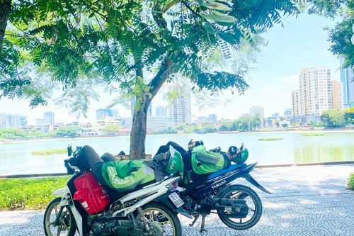 'Săn bóng râm' tranh thủ chợp mắt giữa trưa nắng Hà Nội