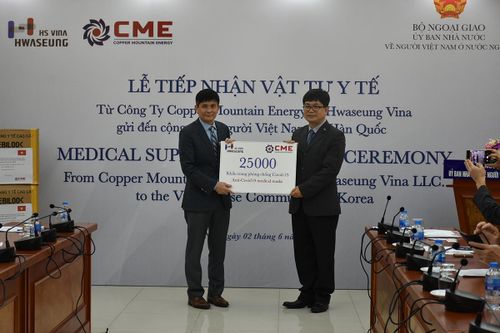 Tiếp nhận vật tư y tế hỗ trợ kiều bào ở Hàn Quốc phòng chống dịch Covid-19