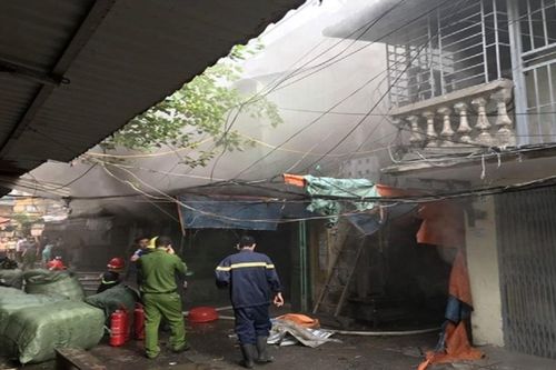 Cháy khu tập thể, 13 người dân may mắn thoát nạn