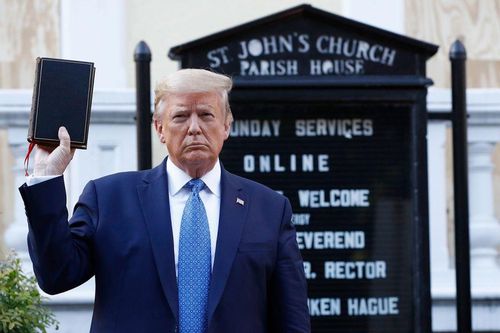 Cảnh sát giải tán người biểu tình để ông Trump tới nhà thờ chụp ảnh