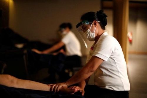 Giãn cách nới lỏng, người dân Thái Lan đổ xô đi xem phim, massage