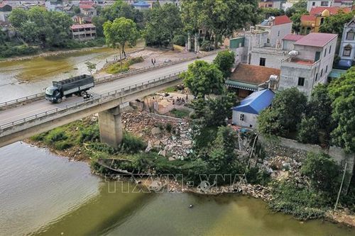 Hà Nội khẩn trương khắc phục sự cố sạt lở bờ sông