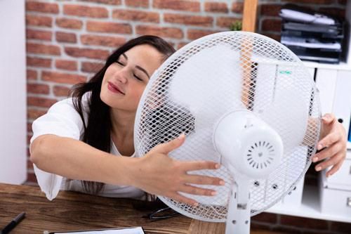 Bật quạt cả đêm, sáng dậy mặt cứng đơ tê liệt: Lưu ý khi sử dụng quạt vào mùa Hè, an toàn sức khỏe