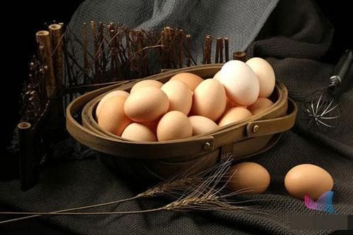 Tại sao trứng bán trong siêu thị không có phân dính?
