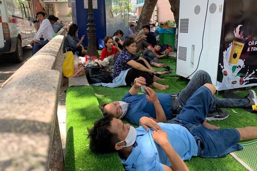 Chùm ảnh: Người thân bệnh nhân vật vờ ngoài hành lang bệnh viện Bạch Mai dưới cái nóng 40 độ