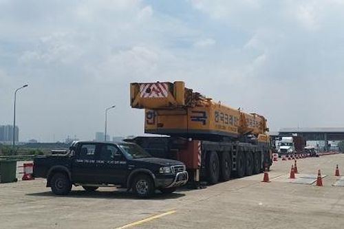 TPHCM: Tạm giữ xe cẩu nhập khẩu chưa được thông quan lưu thông trên đường