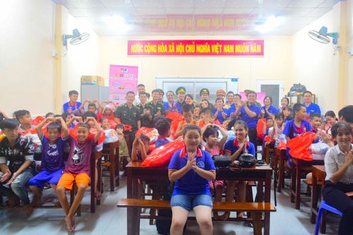Trao quà cho thiếu nhi tại lớp học tình thương