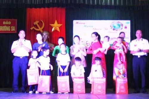 Lữ đoàn 146 Hải quân tổ chức vui chơi, tặng quà cho các cháu thiếu nhi