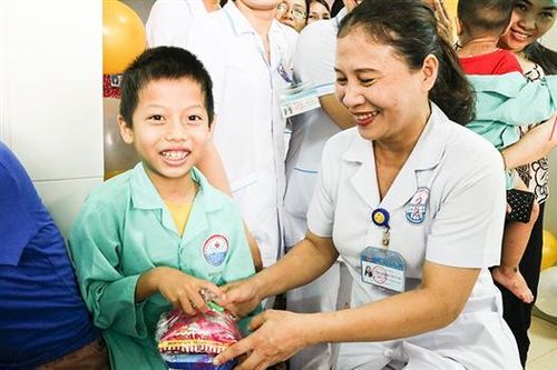 Mang tết thiếu nhi đến với bệnh nhân nhi