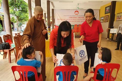 Hà Nội : UBMTTQVN TP tặng quà tại cơ sở từ thiện chùa Bồ Đề