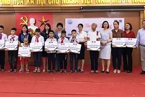 Tập đoàn CEO 'Lan tỏa yêu thương' tới các em học sinh kém may mắn của huyện Vân Đồn
